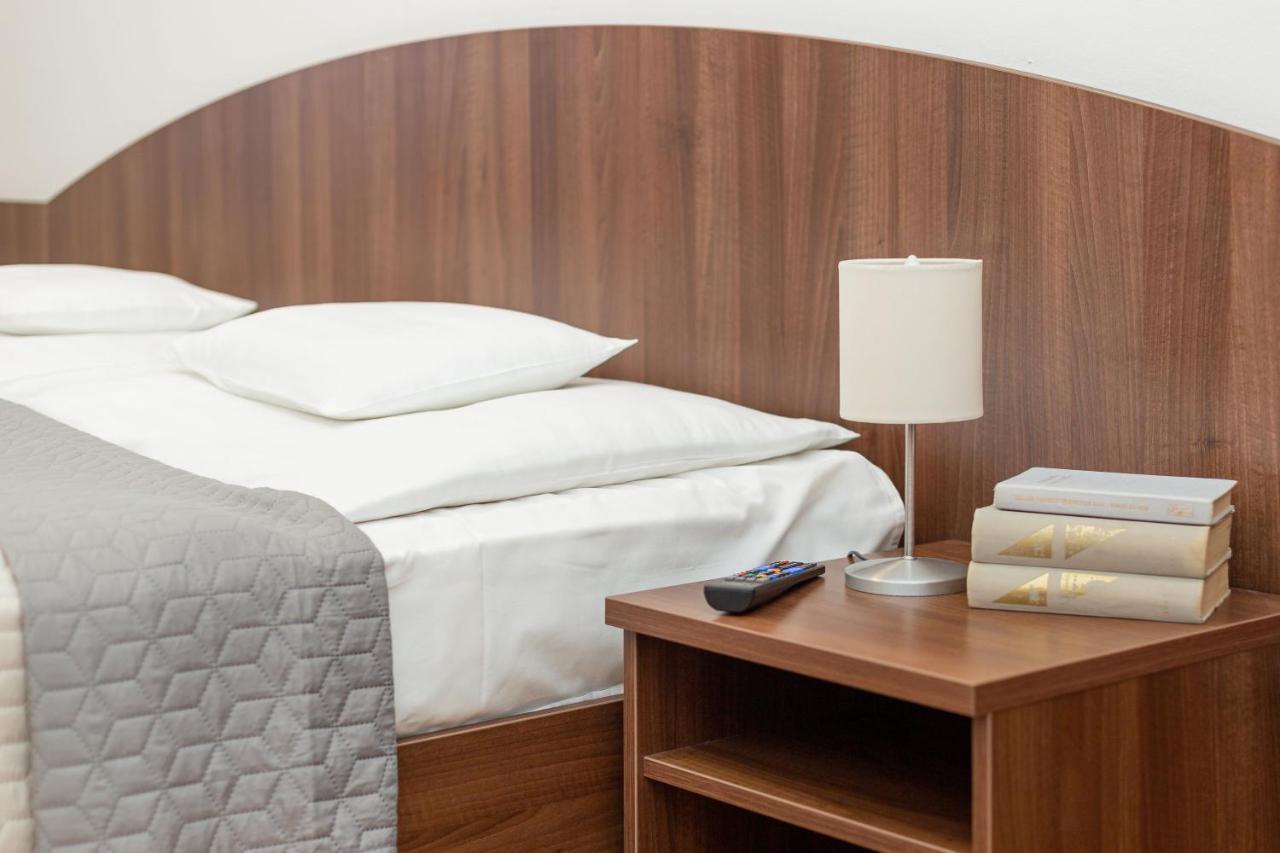 Tercia Hubertus Panzio Bed & Breakfast โชพรอน ภายนอก รูปภาพ