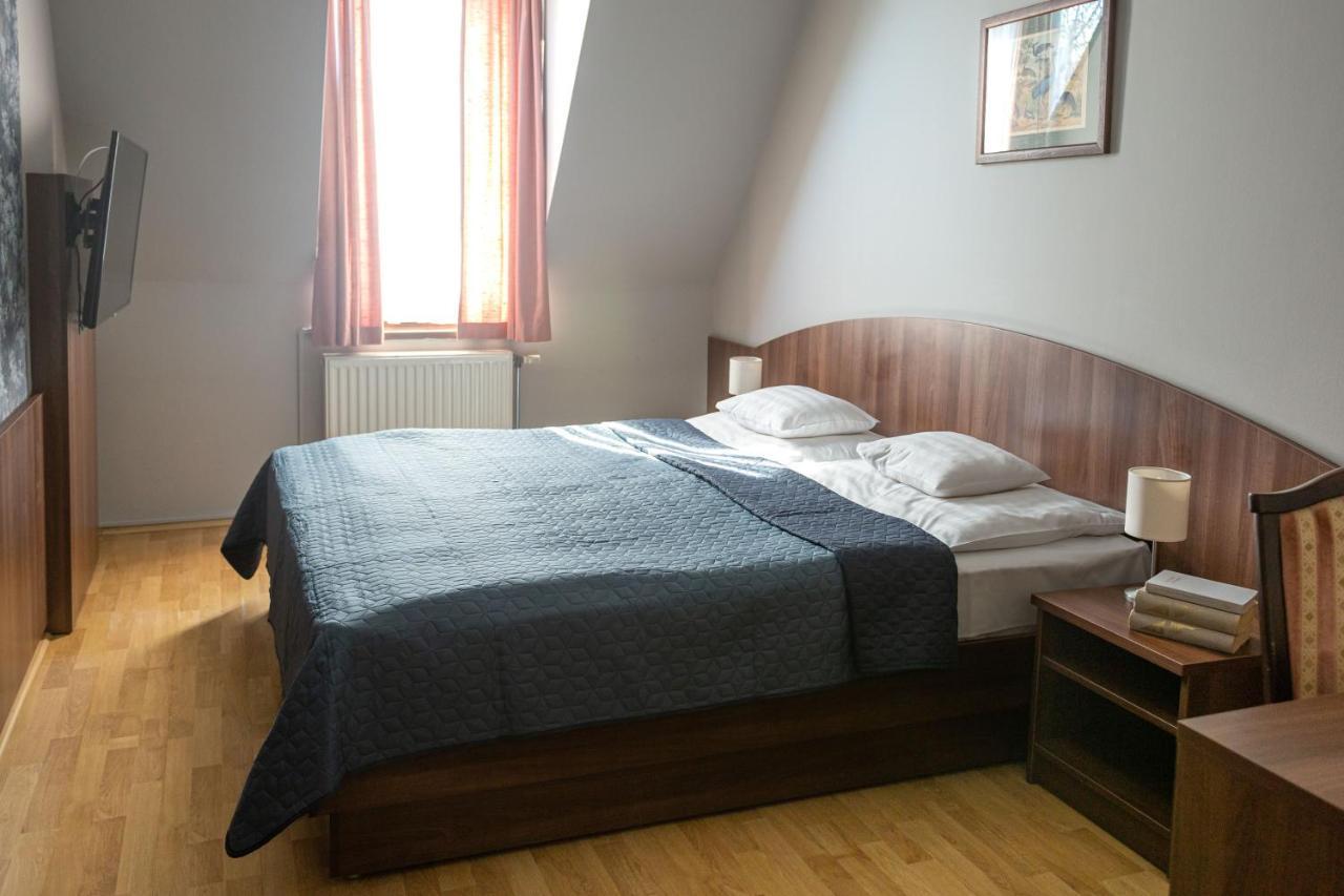 Tercia Hubertus Panzio Bed & Breakfast โชพรอน ภายนอก รูปภาพ