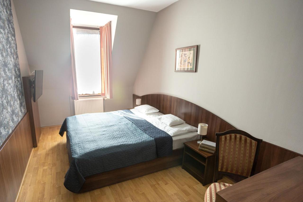 Tercia Hubertus Panzio Bed & Breakfast โชพรอน ภายนอก รูปภาพ